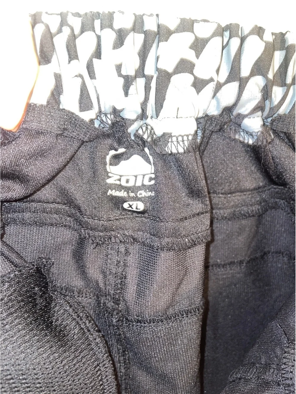 Zoic Black XL Outdoor Cycling Shorts adjustable stretch waist 1 flaw view photos